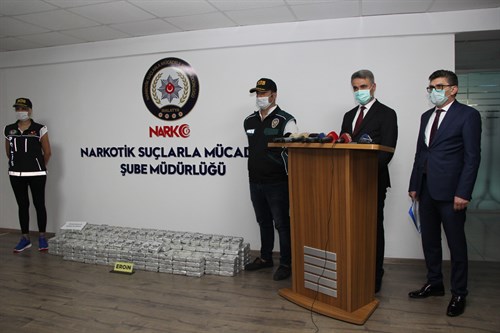  Kamyon kasasında gizlenmiş vaziyette (375 paket halinde) (195 Kilo Eroin Maddesi) ele geçirildi.